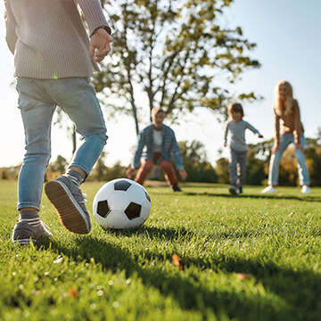 Familie spielt Fussball 360x360